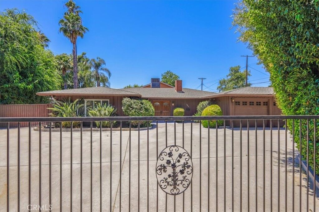 Property Photo:  6255 Matilija Avenue  CA 91401 