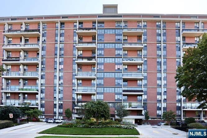 Property Photo:  4 Horizon Road 802  NJ 07024 