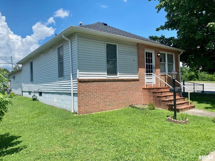 Property Photo: 1915 E Oak Street IL 62896