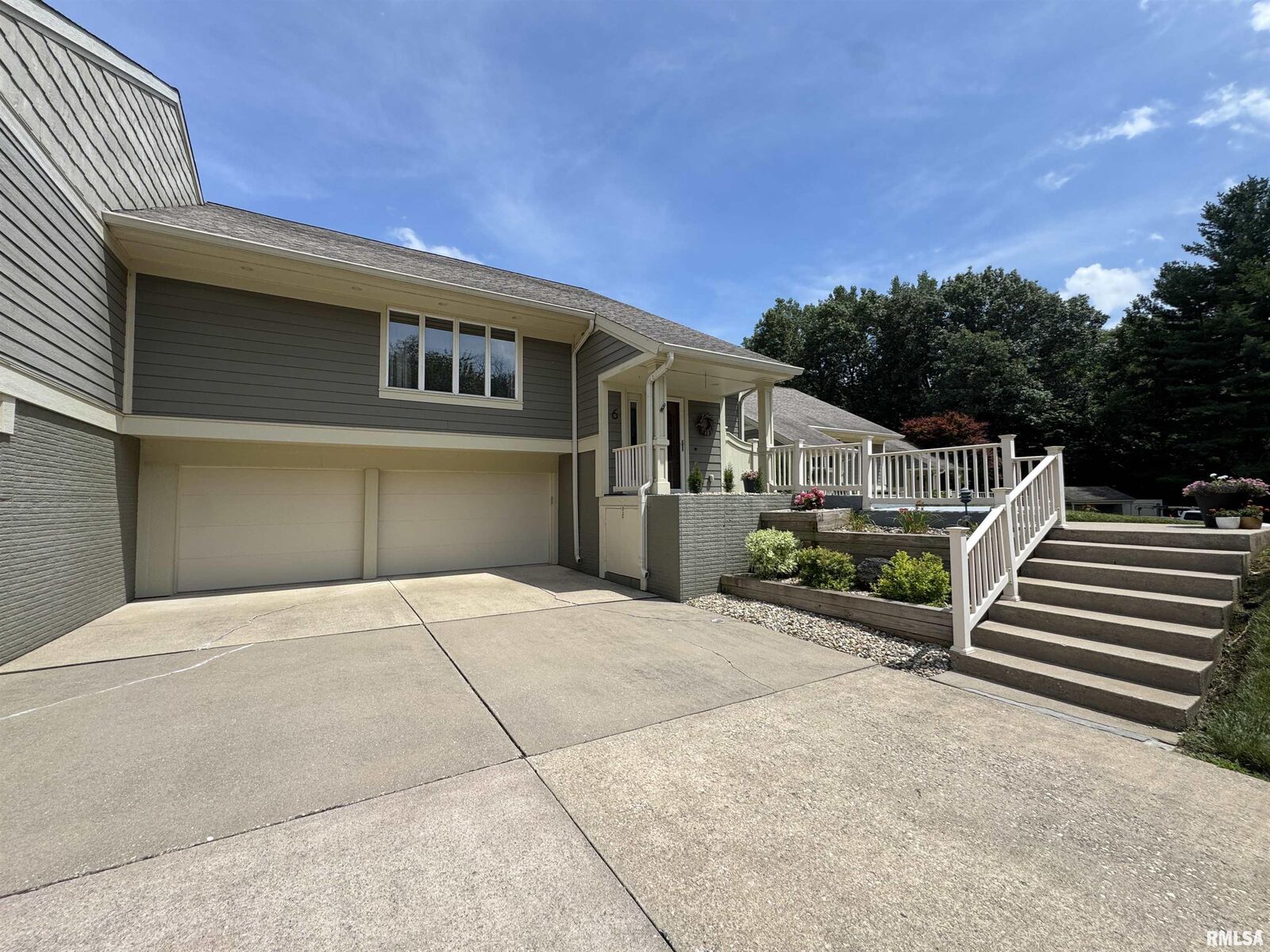 Property Photo: 6 Ottawa Trail IL 61401