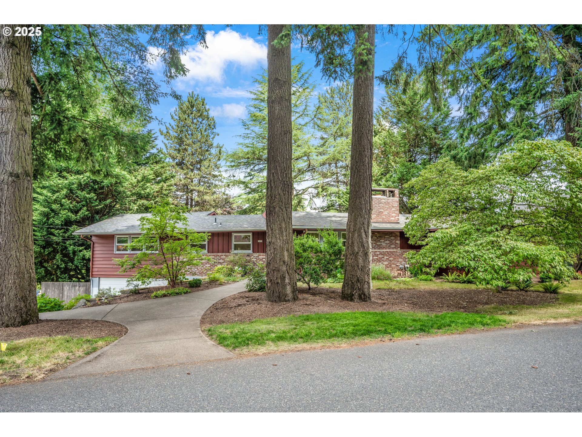 Property Photo: 5031 SW Orchid St OR 97219