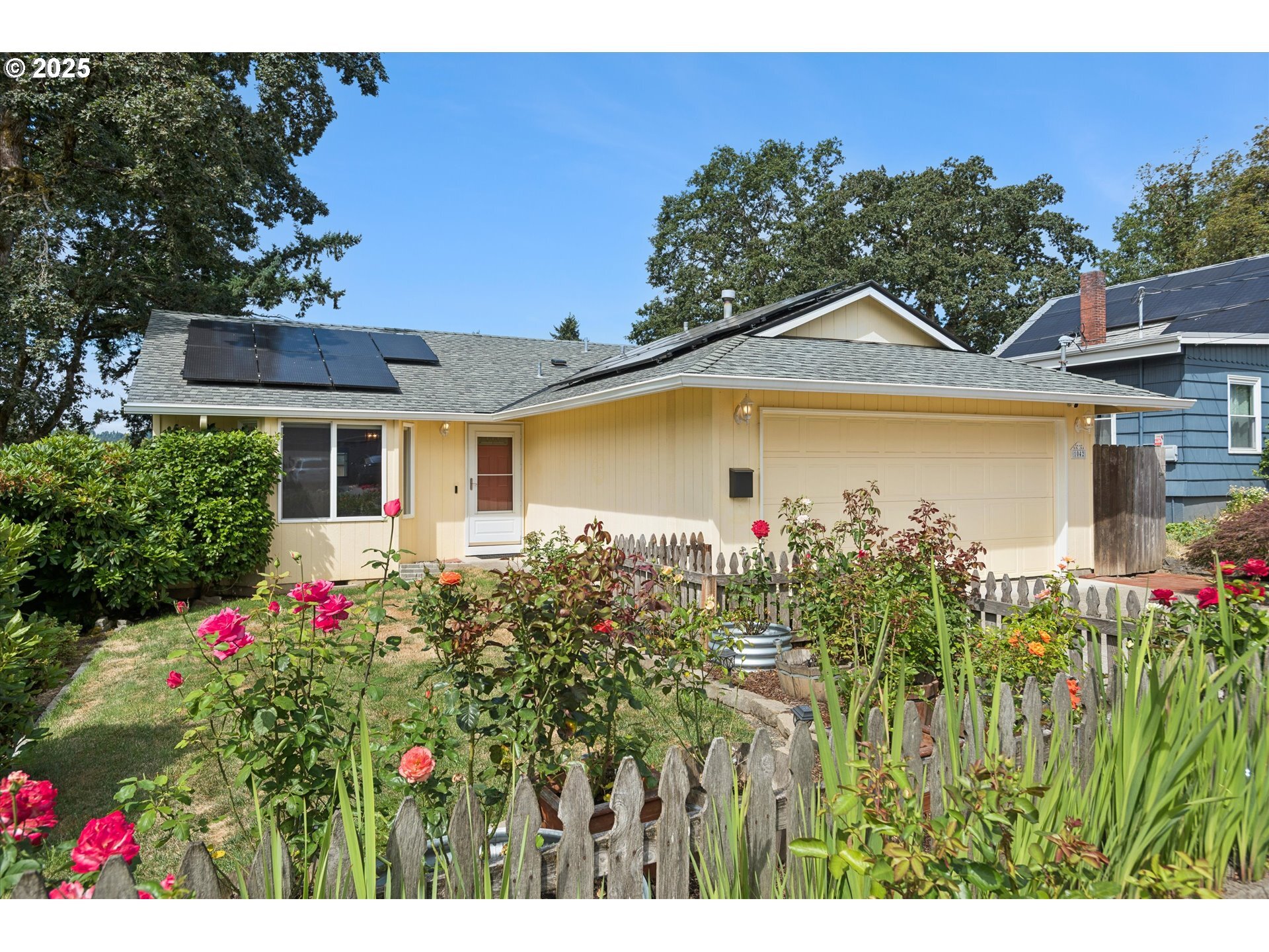 Property Photo:  1042 Columbia Ave  OR 97027 