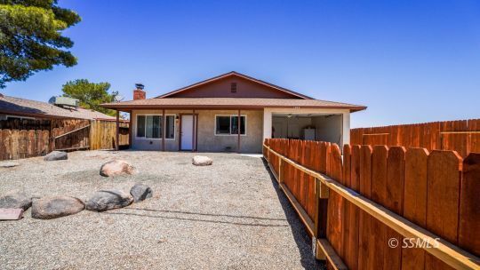 Property Photo: 1006 E Church Ave CA 93555