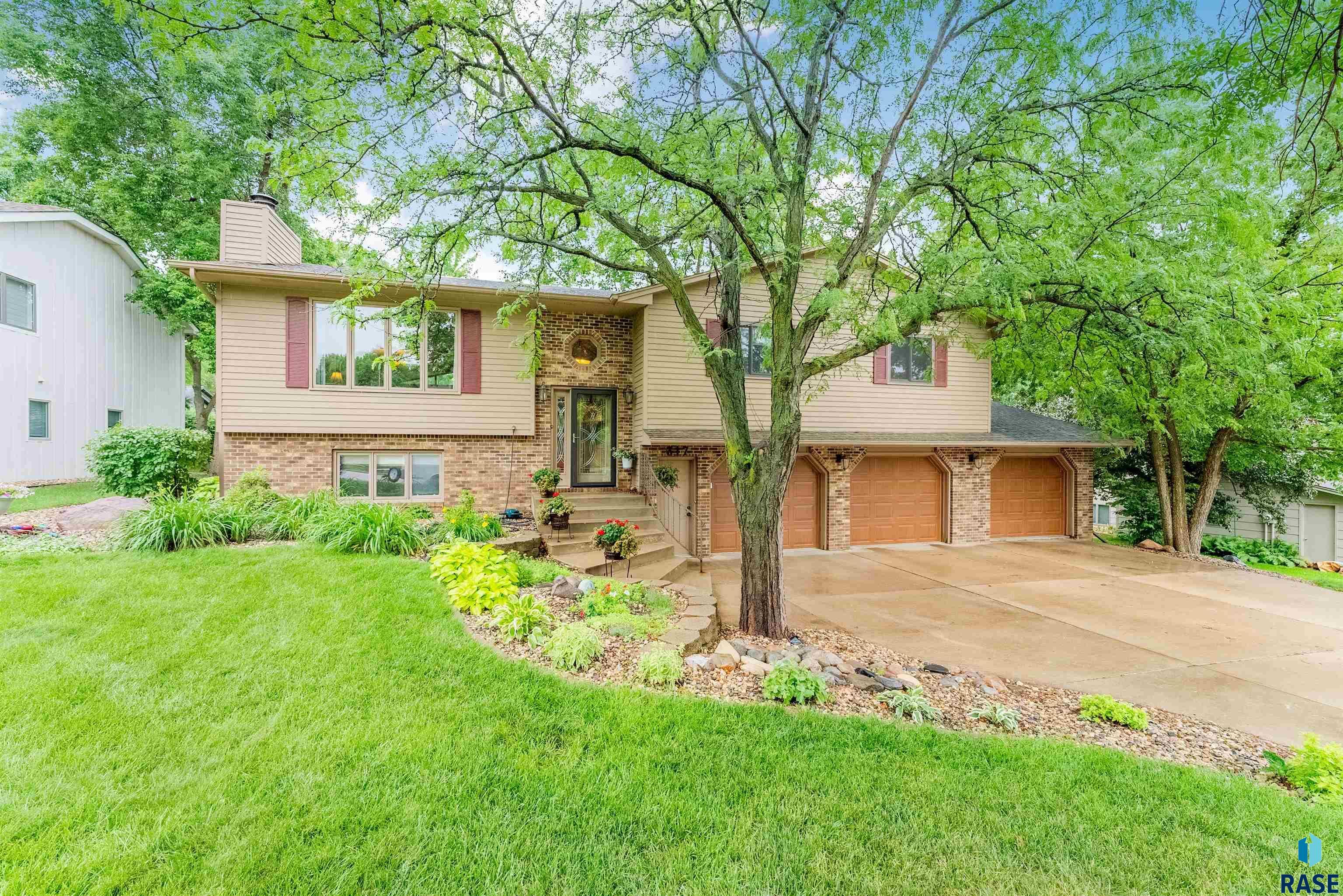 Property Photo: 317 E Aspen Dr SD 57105