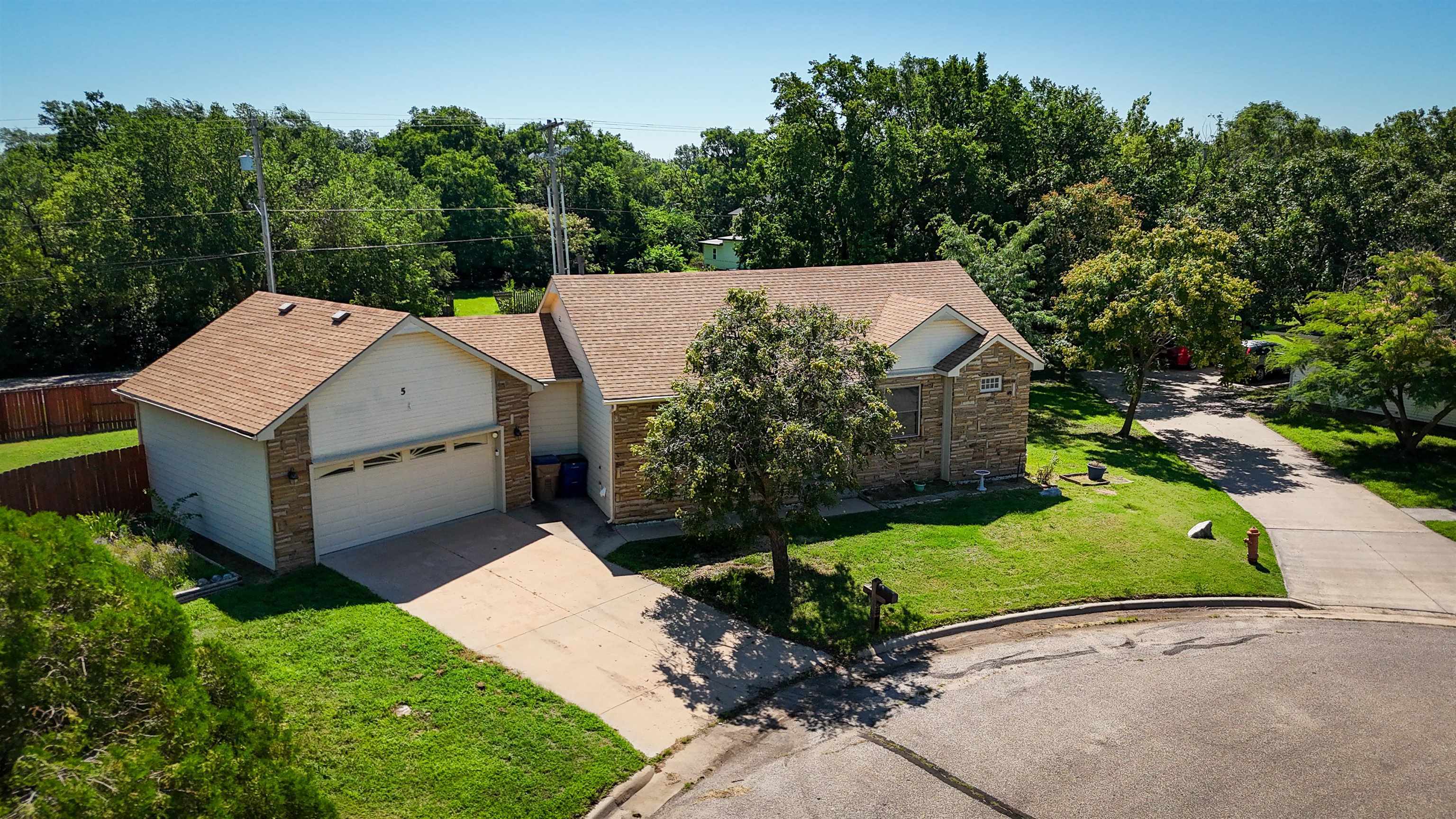 Property Photo:  5 N Woodland Ct  KS 67108 