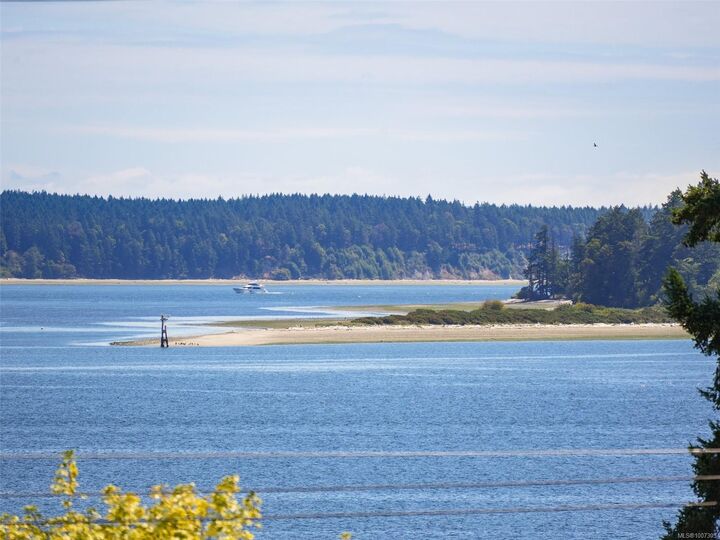 Photo de la propriété: 8626 Lochside Dr BC V8L 1M7
