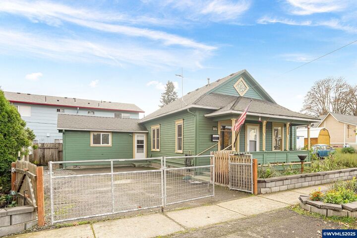 Property Photo:  165 SE Clay St  OR 97338 
