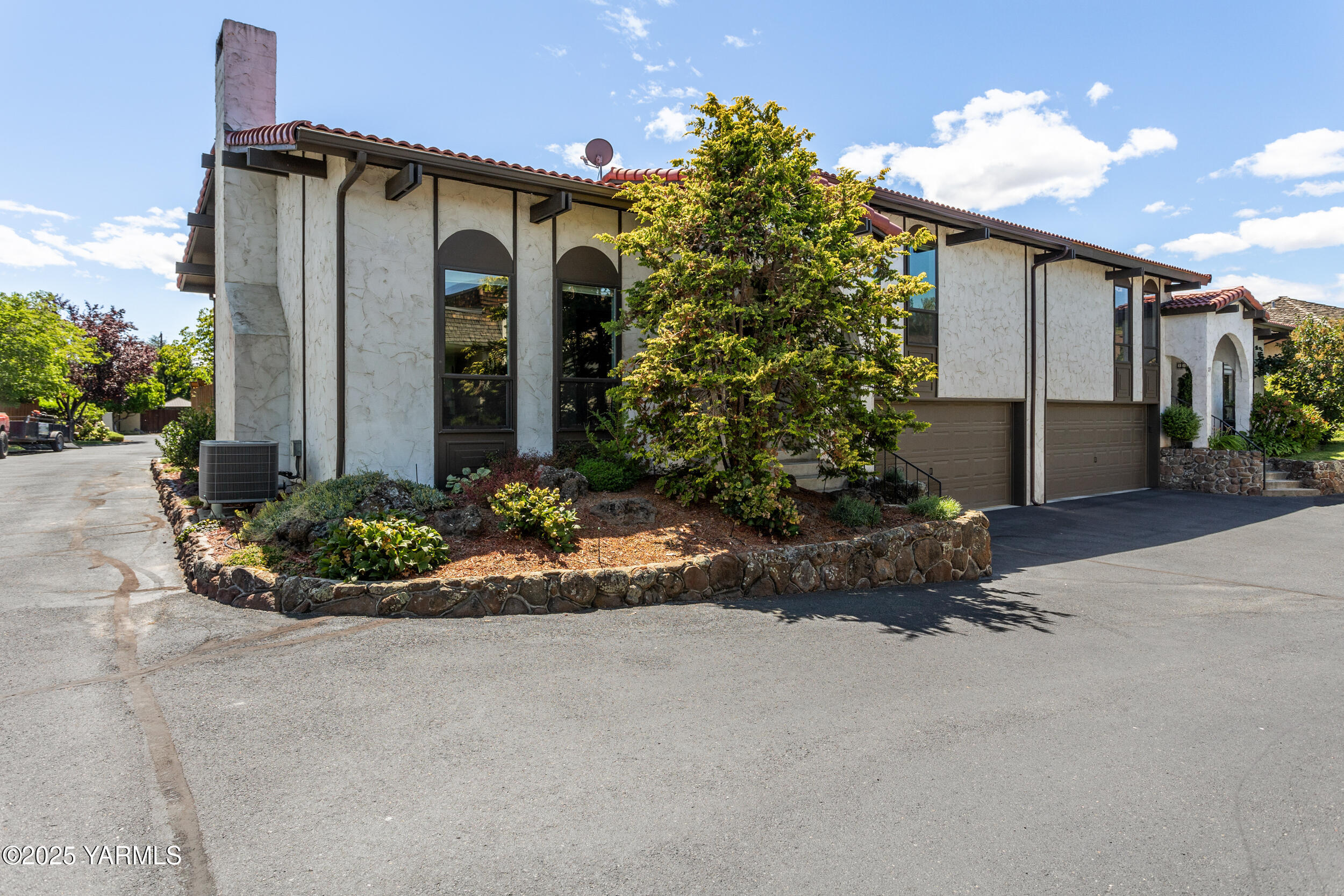 Property Photo: 24 Crest Cir WA 98908