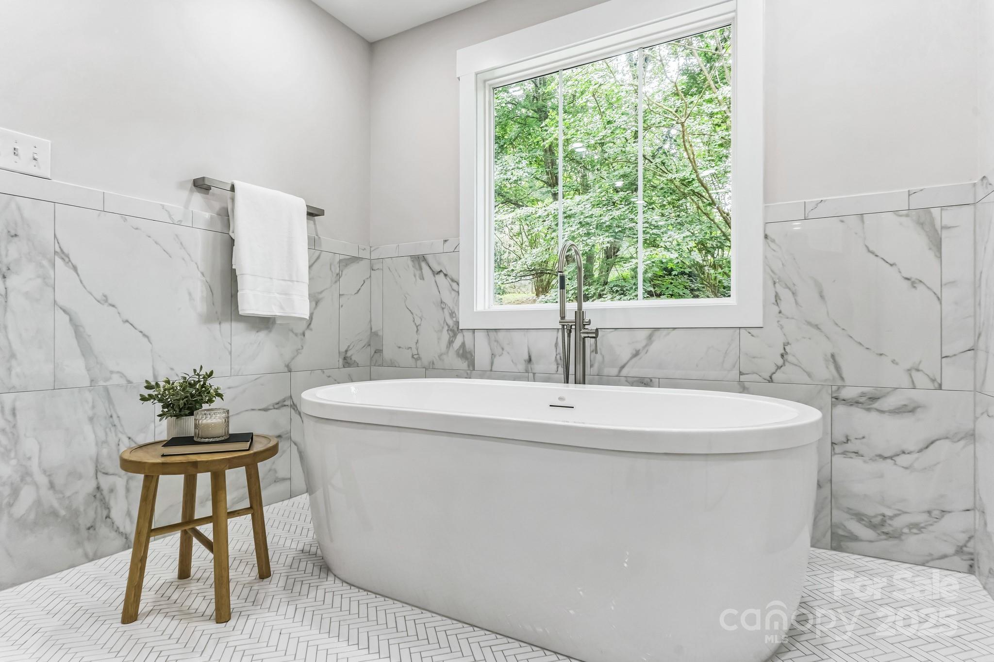 Property Photo: 1208 Tarrington Avenue NC 28205