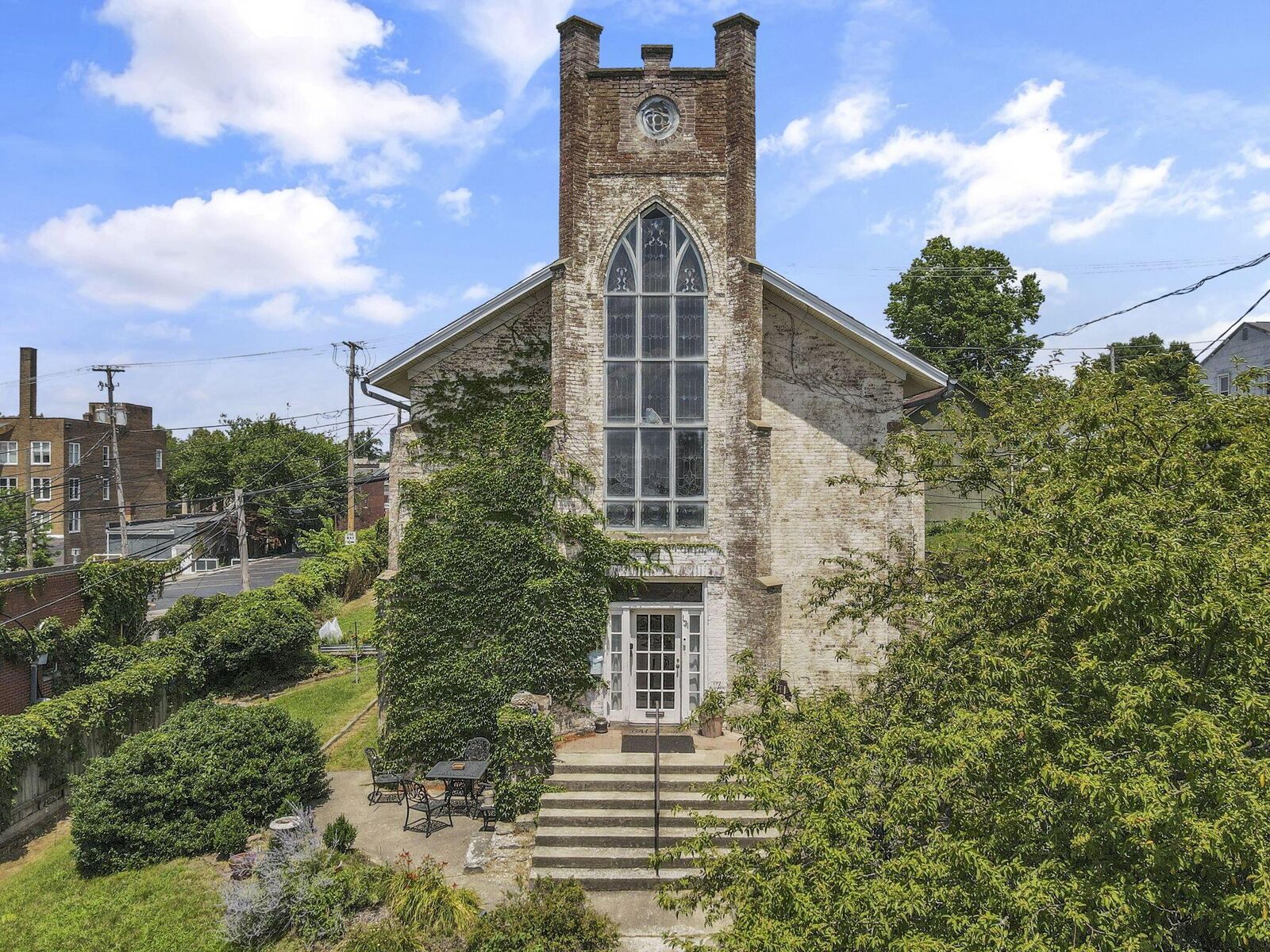 Property Photo:  131 E Chestnut Street  OH 43130