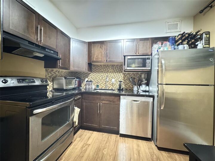 Property Photo:  375 Stradbrook Avenue  MB R3L 0J7