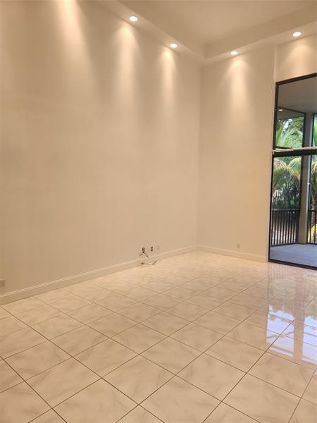 Property Photo: 20347 West Country Club Drive Th 15 FL 33180