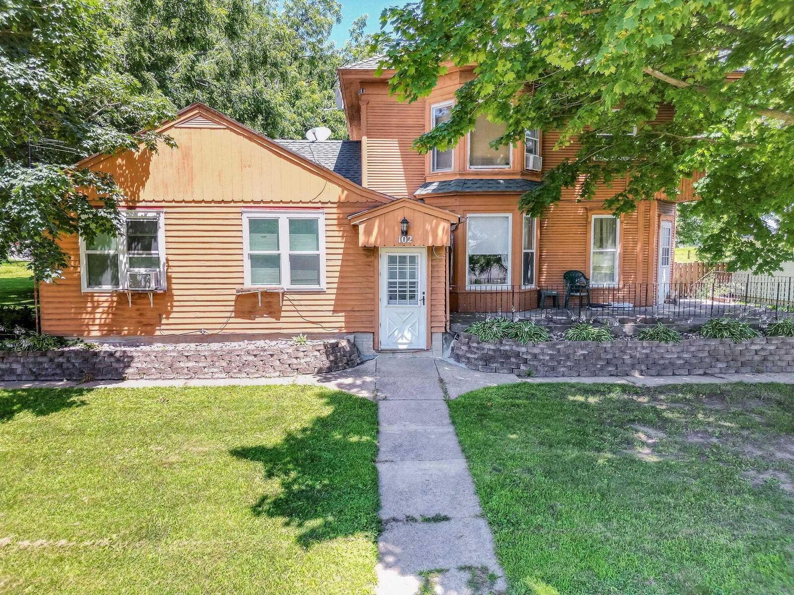 Property Photo:  102 NW 9th Avenue  IA 50677 