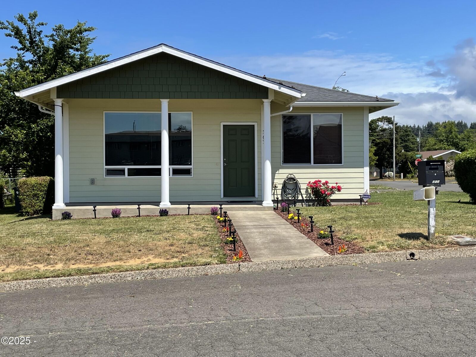 Property Photo:  363 NE 4th Street  OR 97365