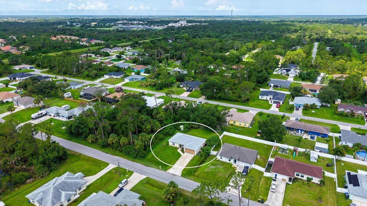 Property Photo: 2403 Trianna Street FL 34291