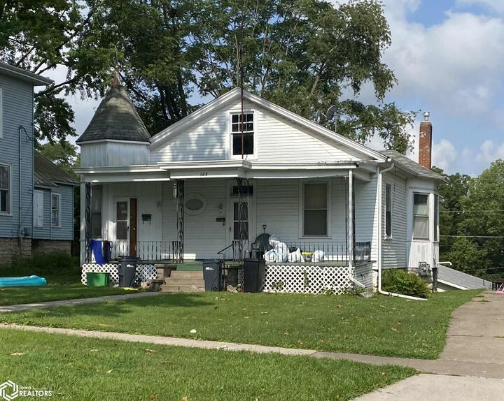 Property Photo: 125 S 8th Street IA 52601