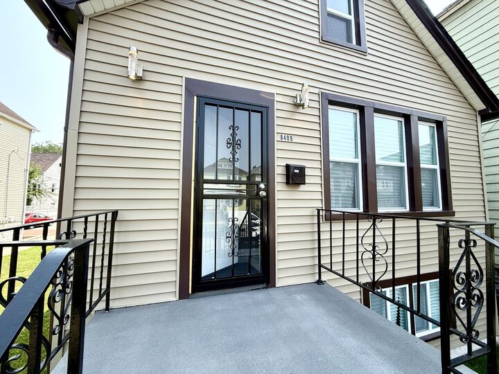 Property Photo: 8409 S Brandon Avenue IL 60617