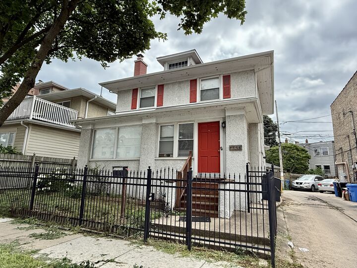 7555 N Rogers Avenue  Chicago IL 60626 photo