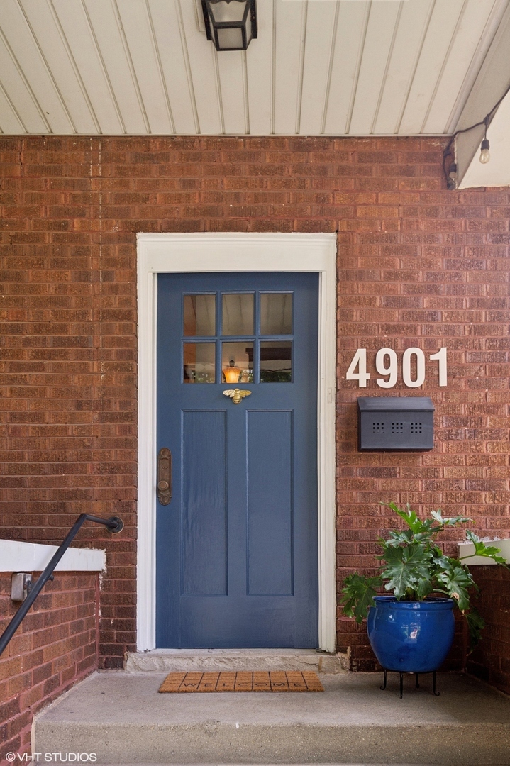Property Photo: 4901 W George Street IL 60641