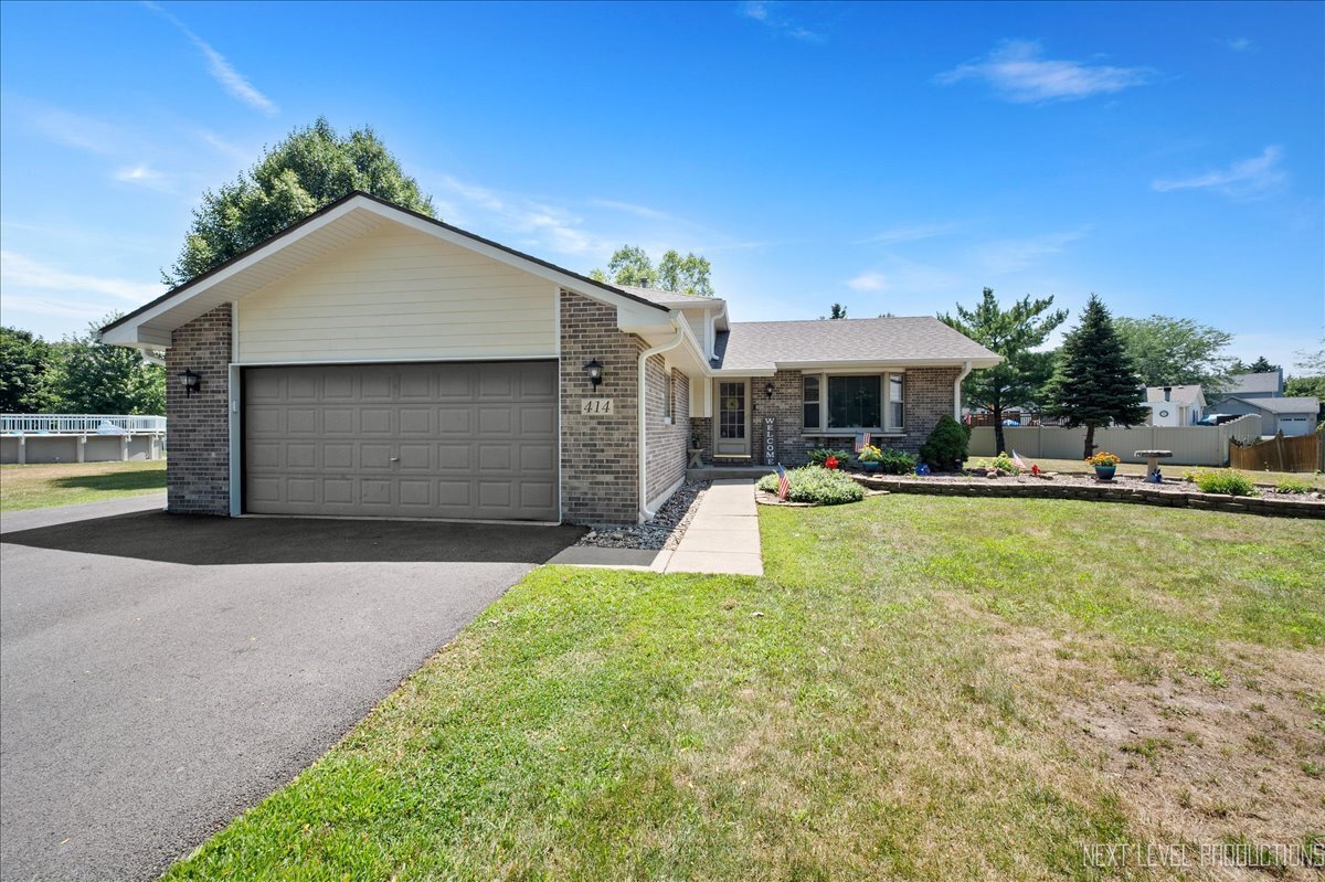 Property Photo: 414 Bobcat Court IL 60543