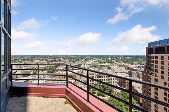 Property Photo:  168 E 6th Street E 3004  MN 55101 