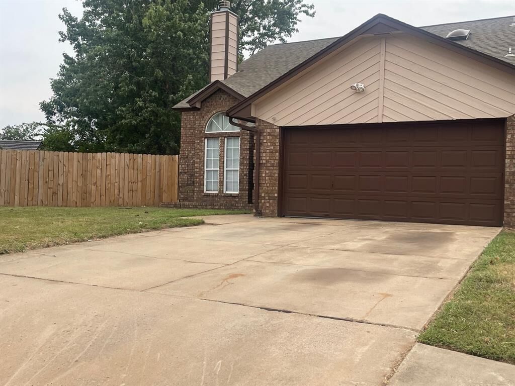 Property Photo:  2028 Rose Court  OK 73071