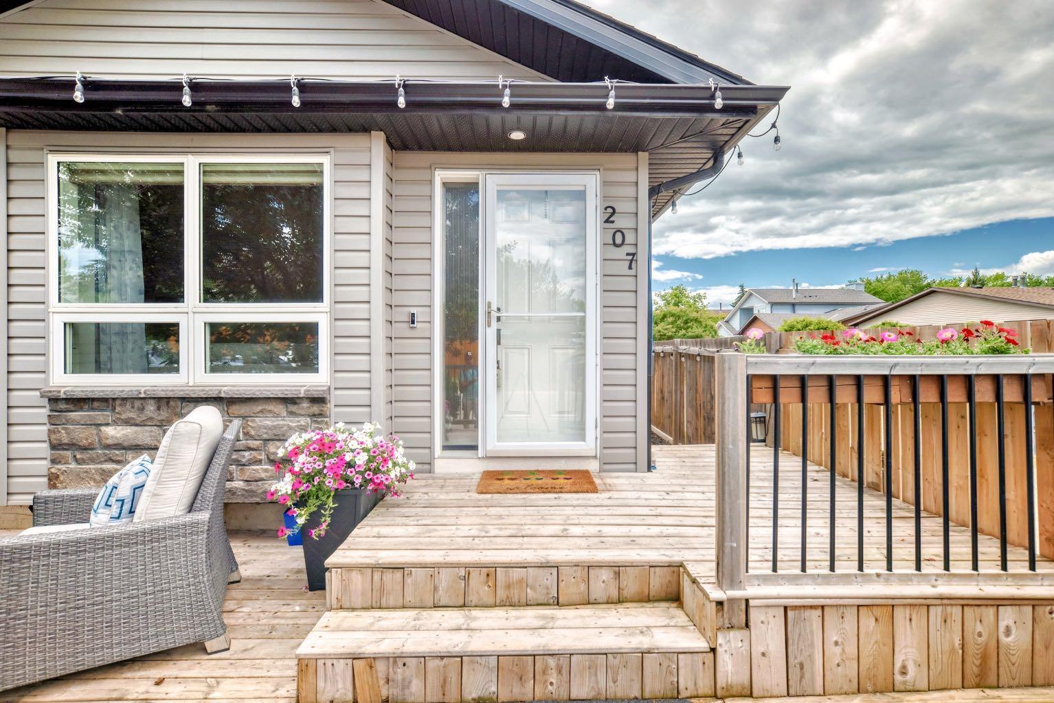 Property Photo:  207 Deerview Way SE  AB T2J 6B4 