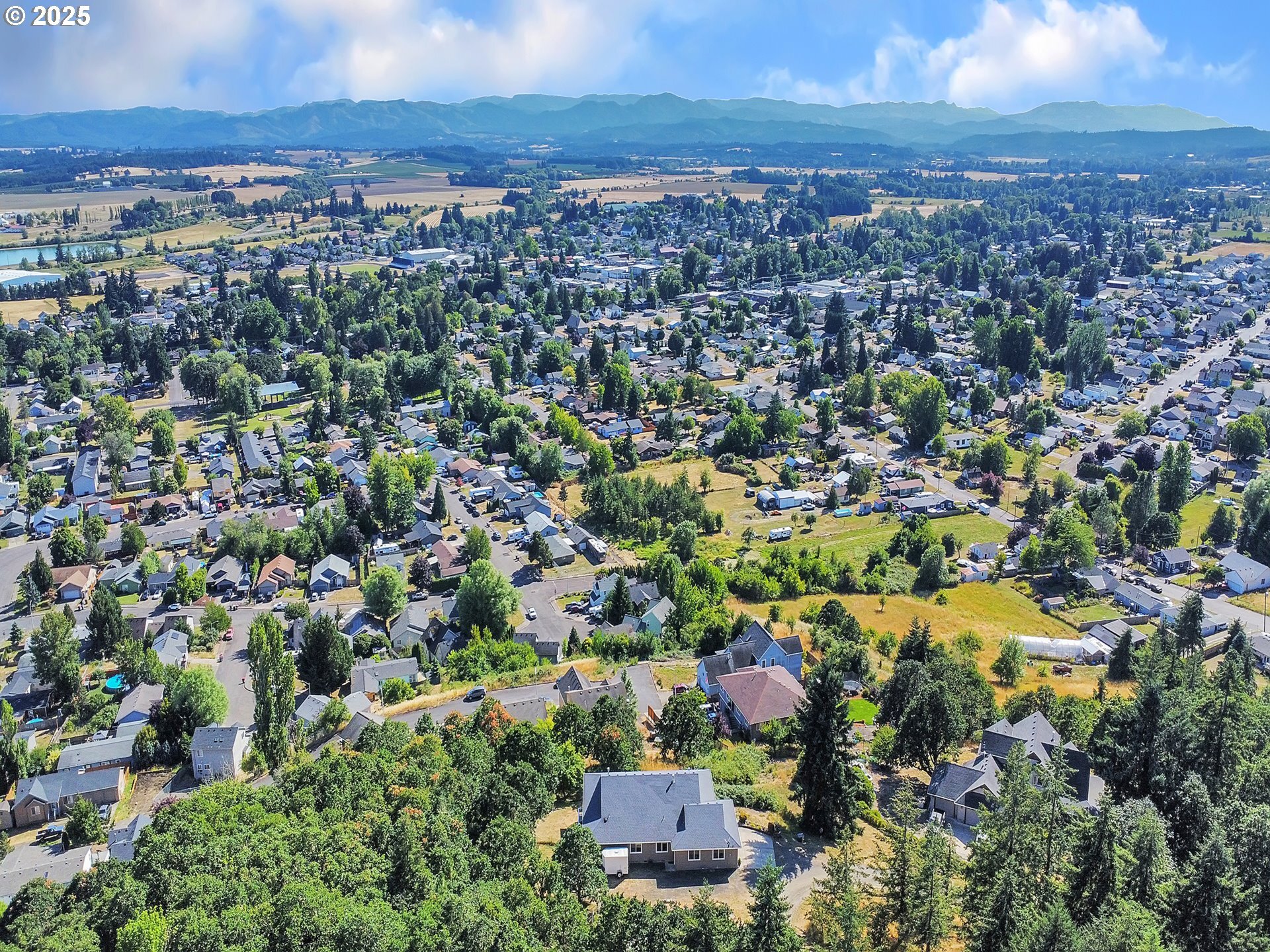 Property Photo: 751 NE Skyline Dr OR 97378