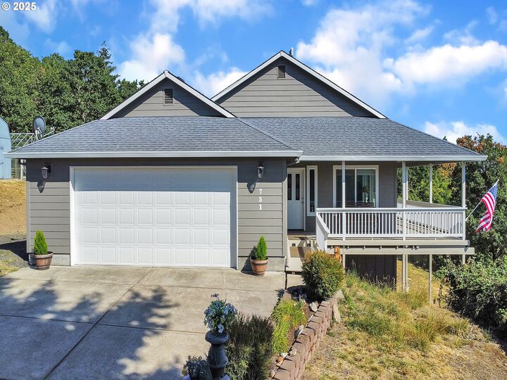 Property Photo:  751 NE Skyline Dr  OR 97378 