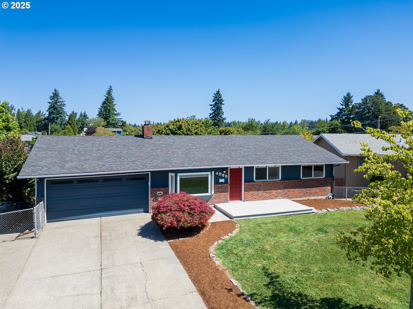 Property Photo: 4985 SE Willow St OR 97222