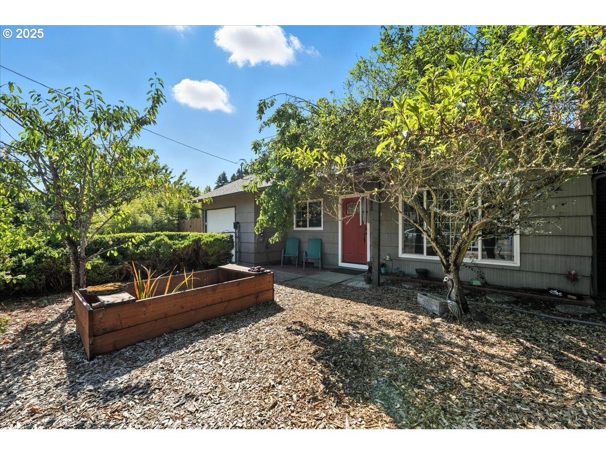 Property Photo: 8618 NE Broadway OR 97220