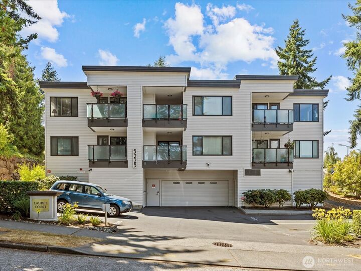 Property Photo:  5225  50th Avenue NE 103  WA 98105 