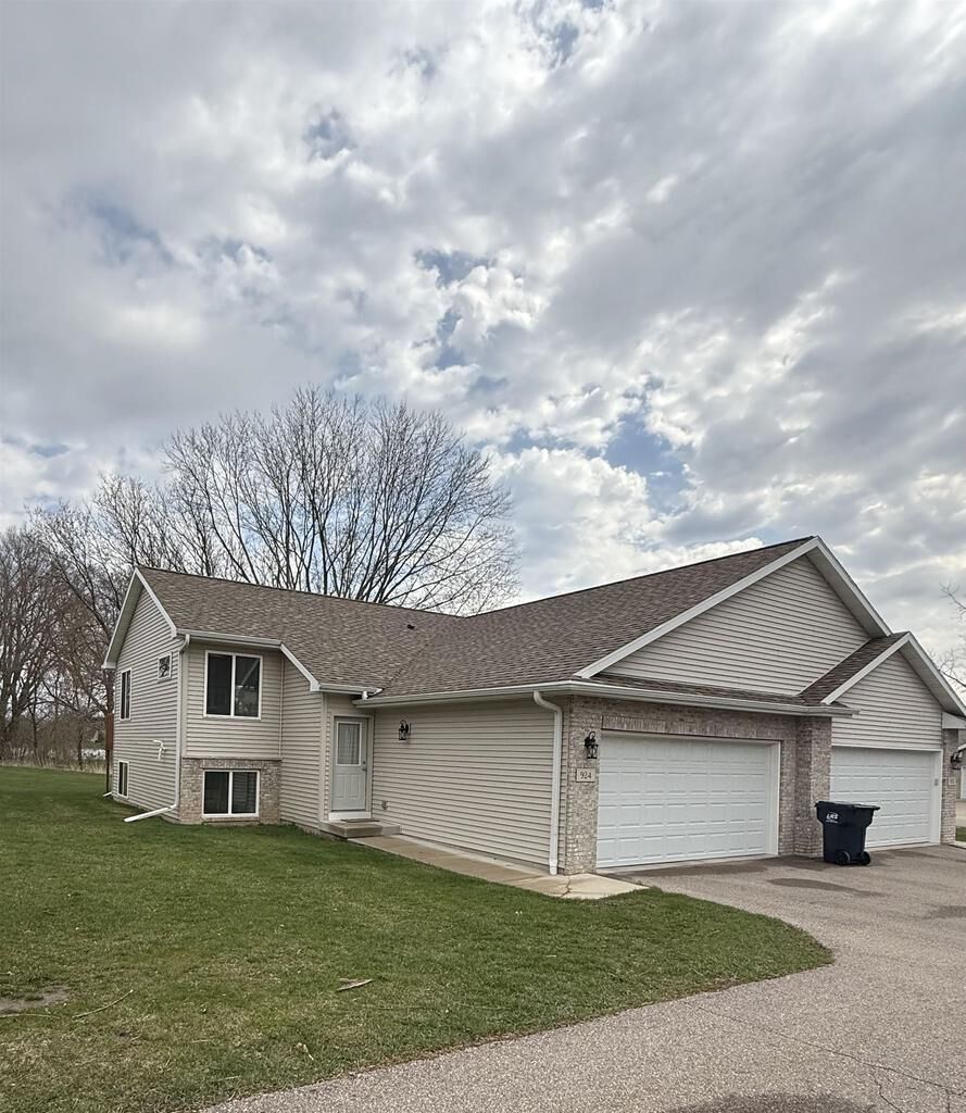 Property Photo:  922-932 Waters Edge Court  WI 53559 