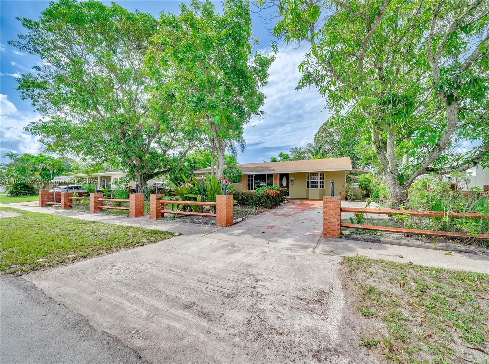 Property Photo: 7140 Fillmore St FL 33024