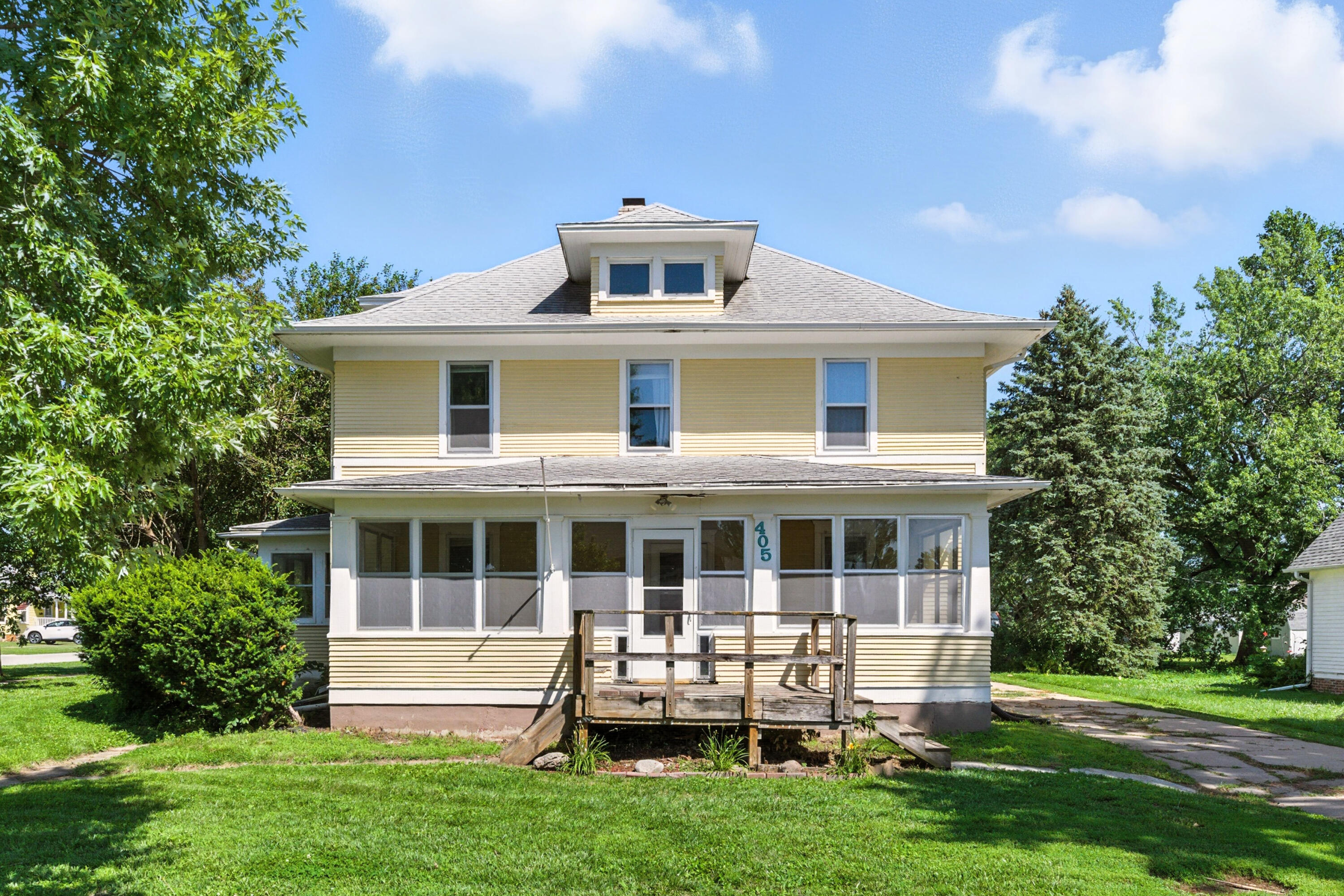 Property Photo: 405 Summit Street IA 51570