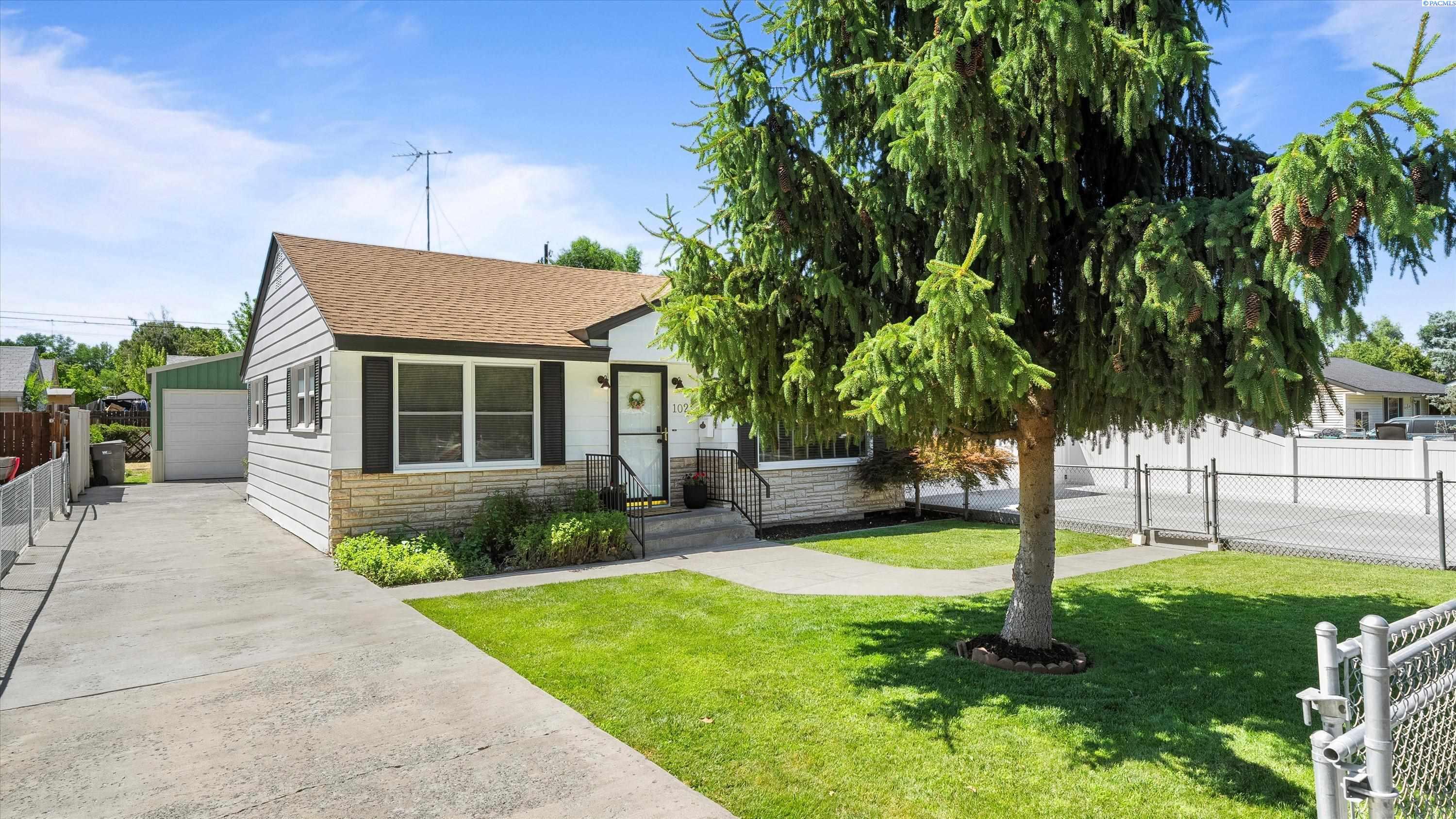 Property Photo:  102 S Rainier St.  WA 99336 