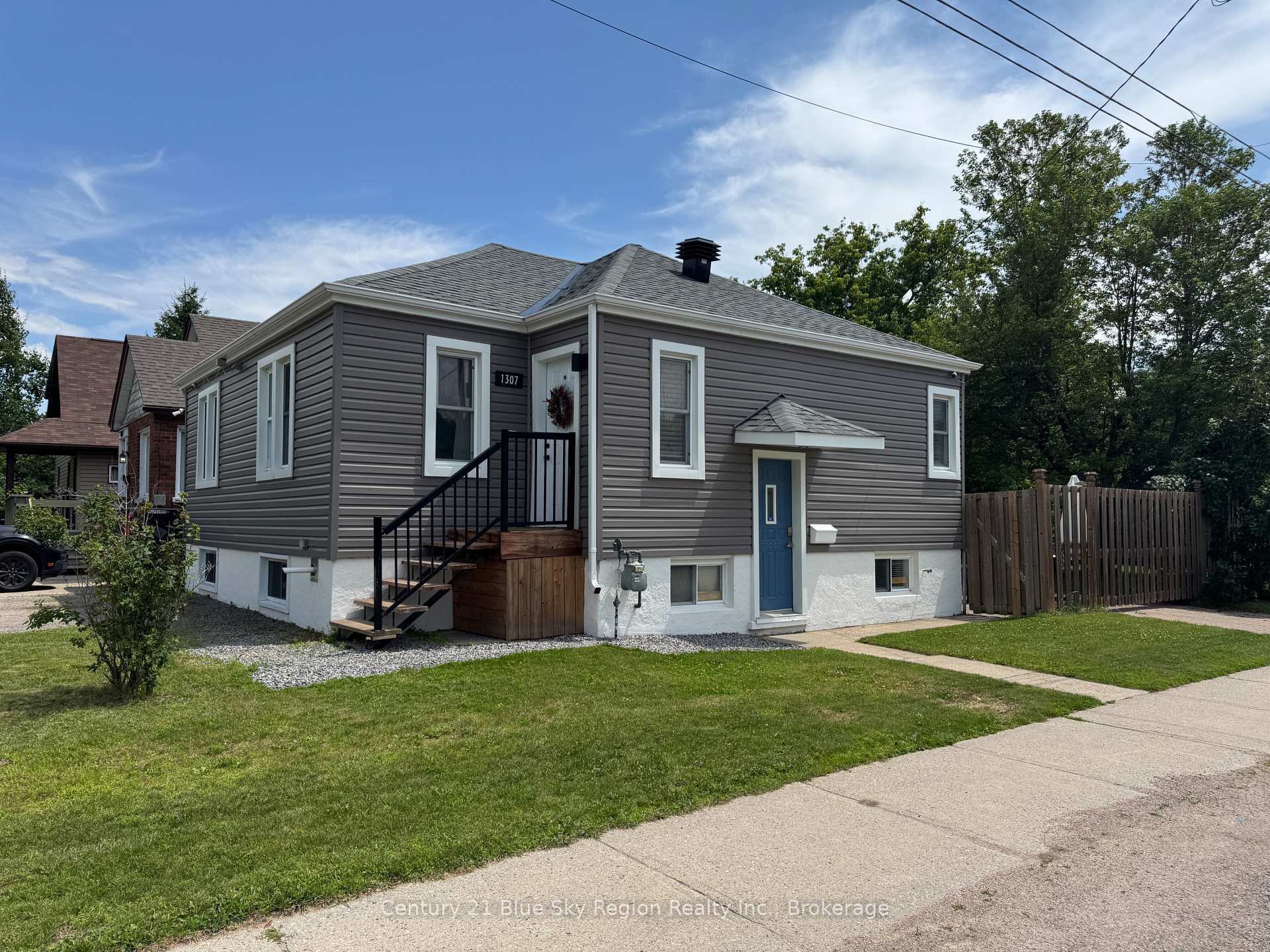 Property Photo: 1307 Dale Avenue ON P1B 6V5