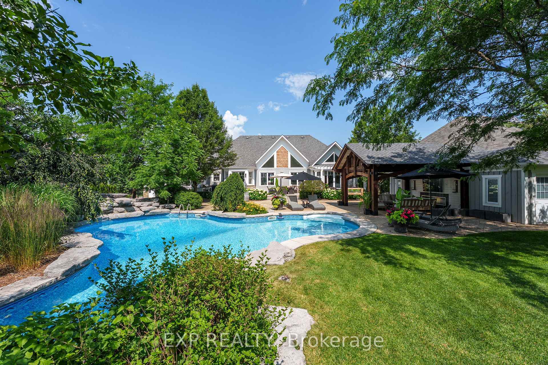 Property Photo: 3 Wolford Court ON L4P 0B1