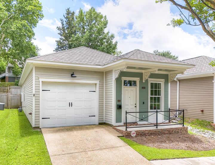 Property Photo:  1102 First East Street  MS 39183 