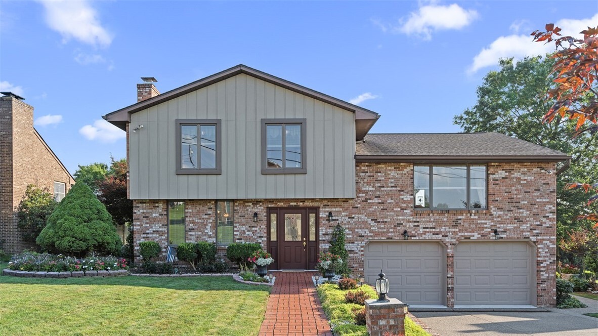 Property Photo: 11 Sunnycrest Drive PA 15321