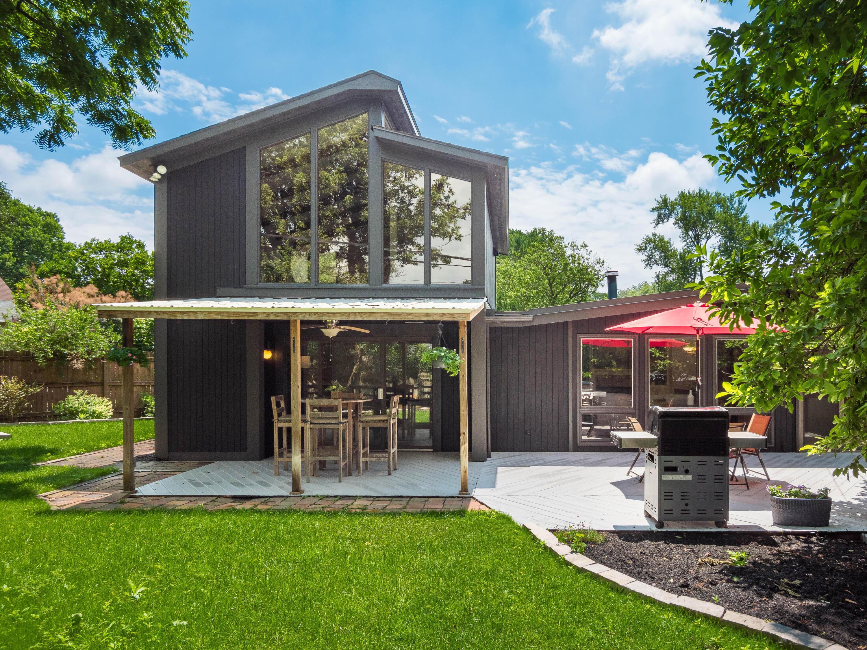 Property Photo: 2492 Edgevale Road OH 43221
