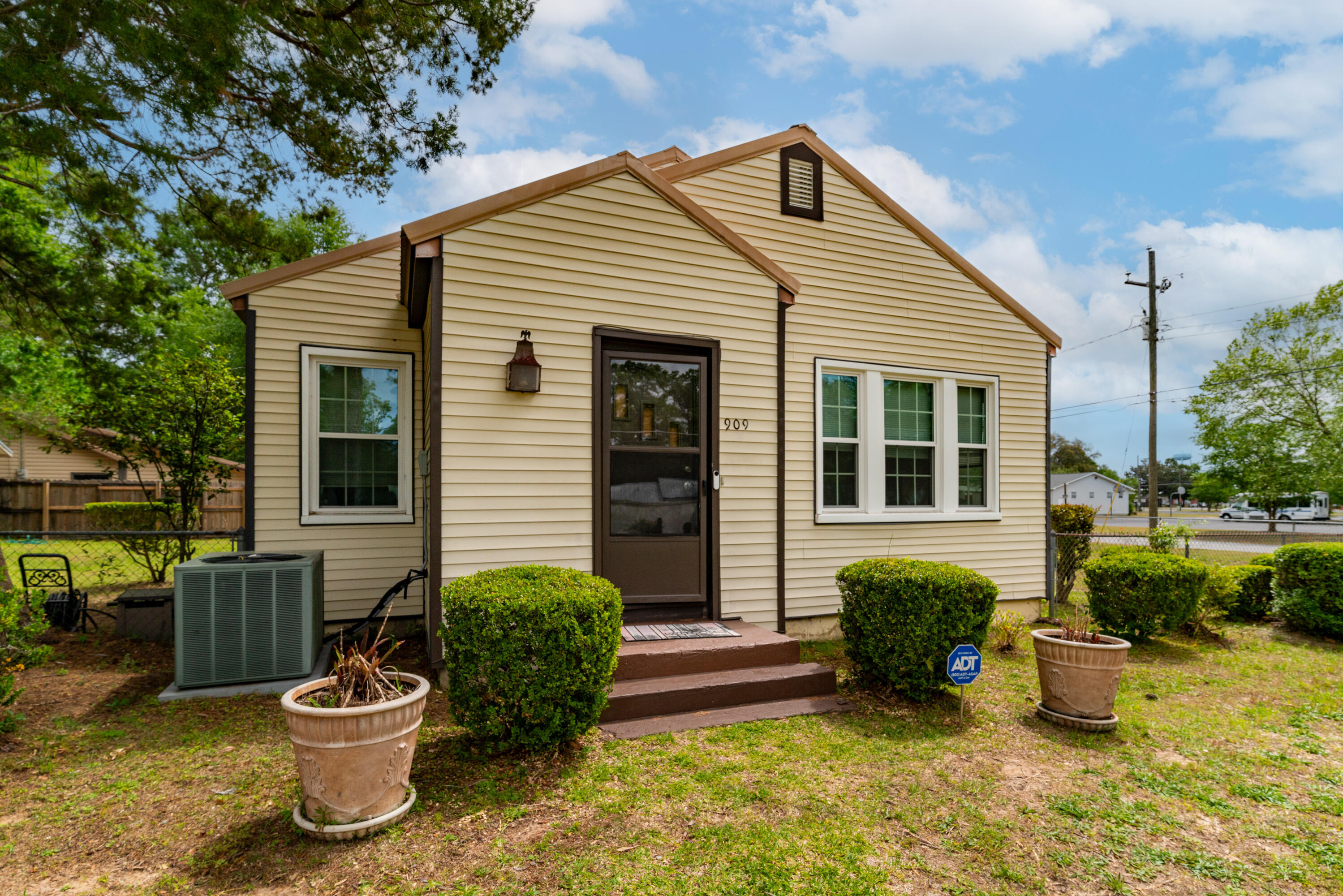 Property Photo: 909 Mapoles Street FL 32536