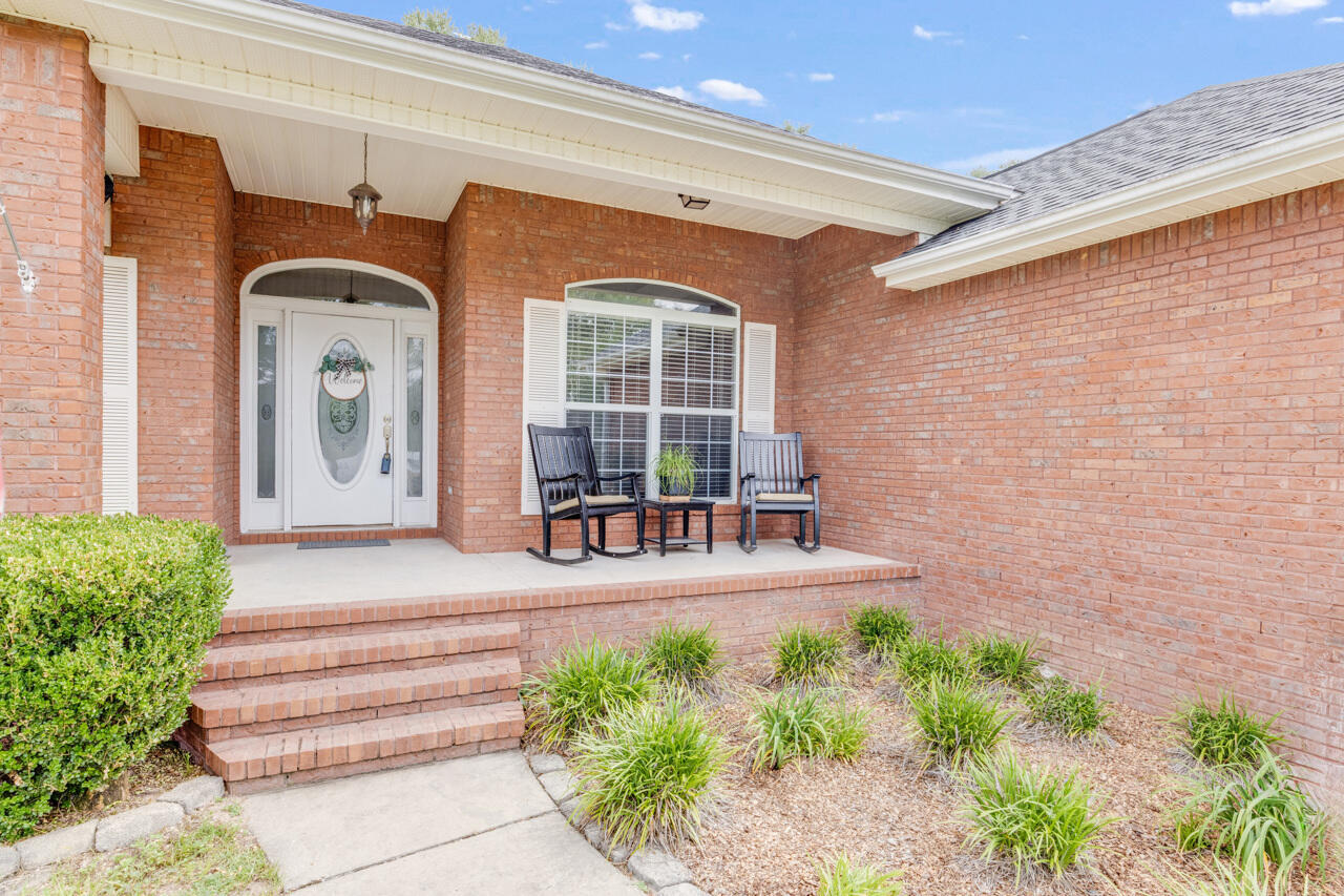 Property Photo: 215 Seneca Trail FL 32536