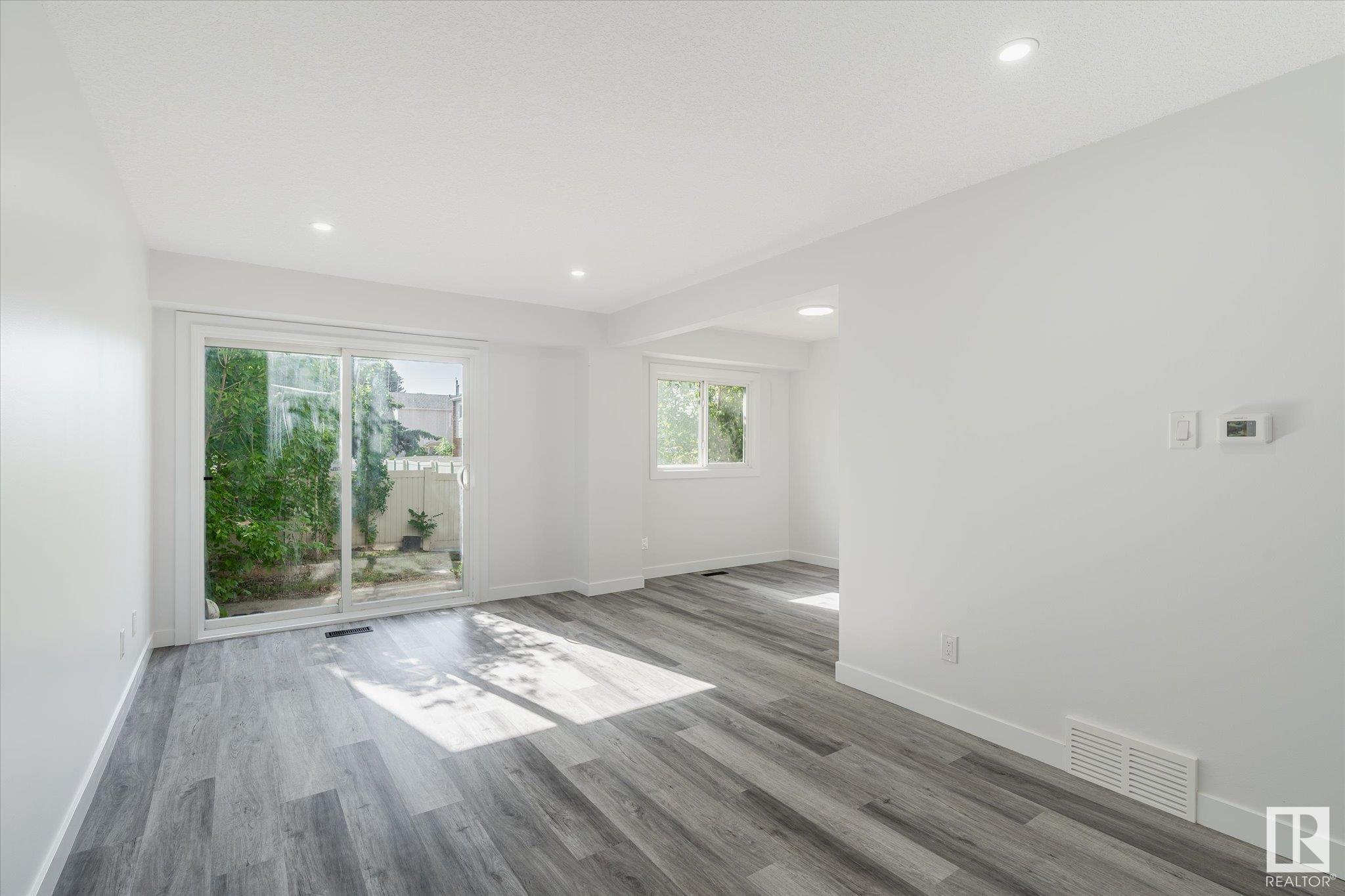 Property Photo:  199 Centennial Court NW  AB T5P 4H5 