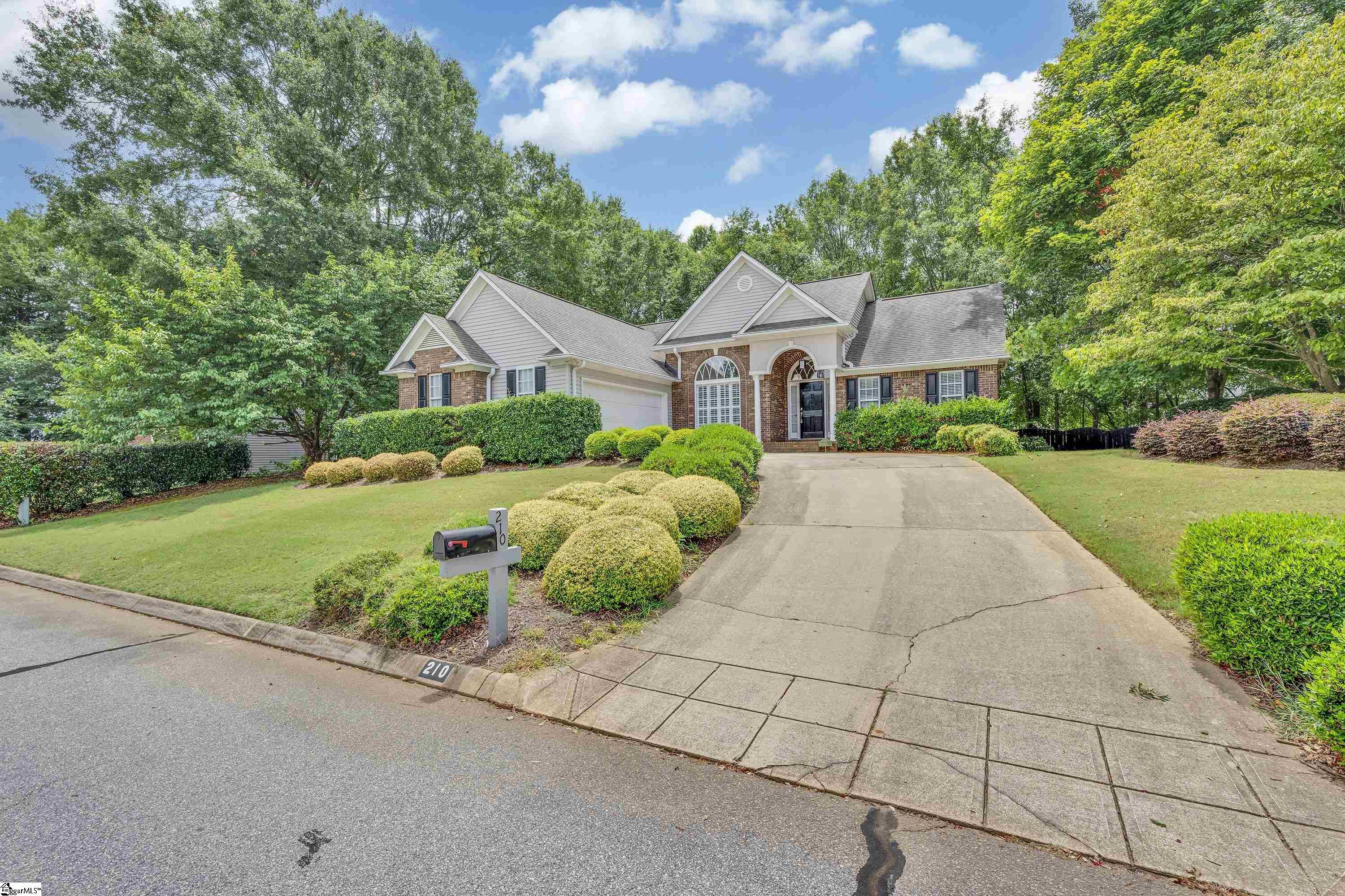 Property Photo: 210 Kinard Way SC 29681