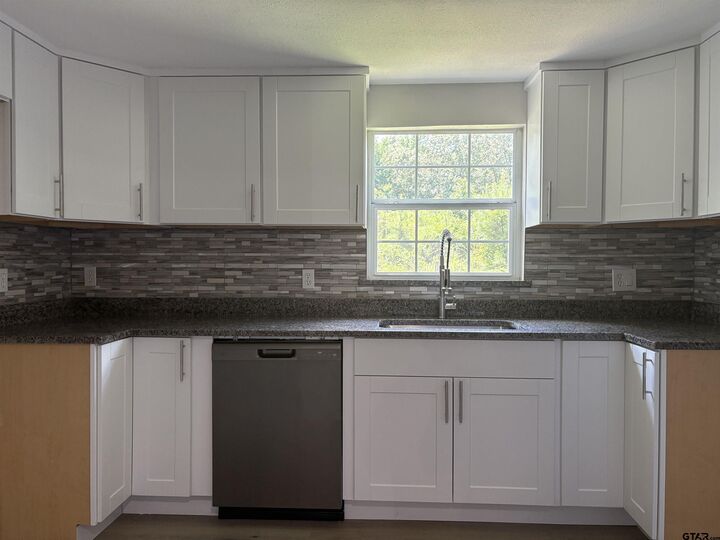 Property Photo: 816 Newsome TX 75644