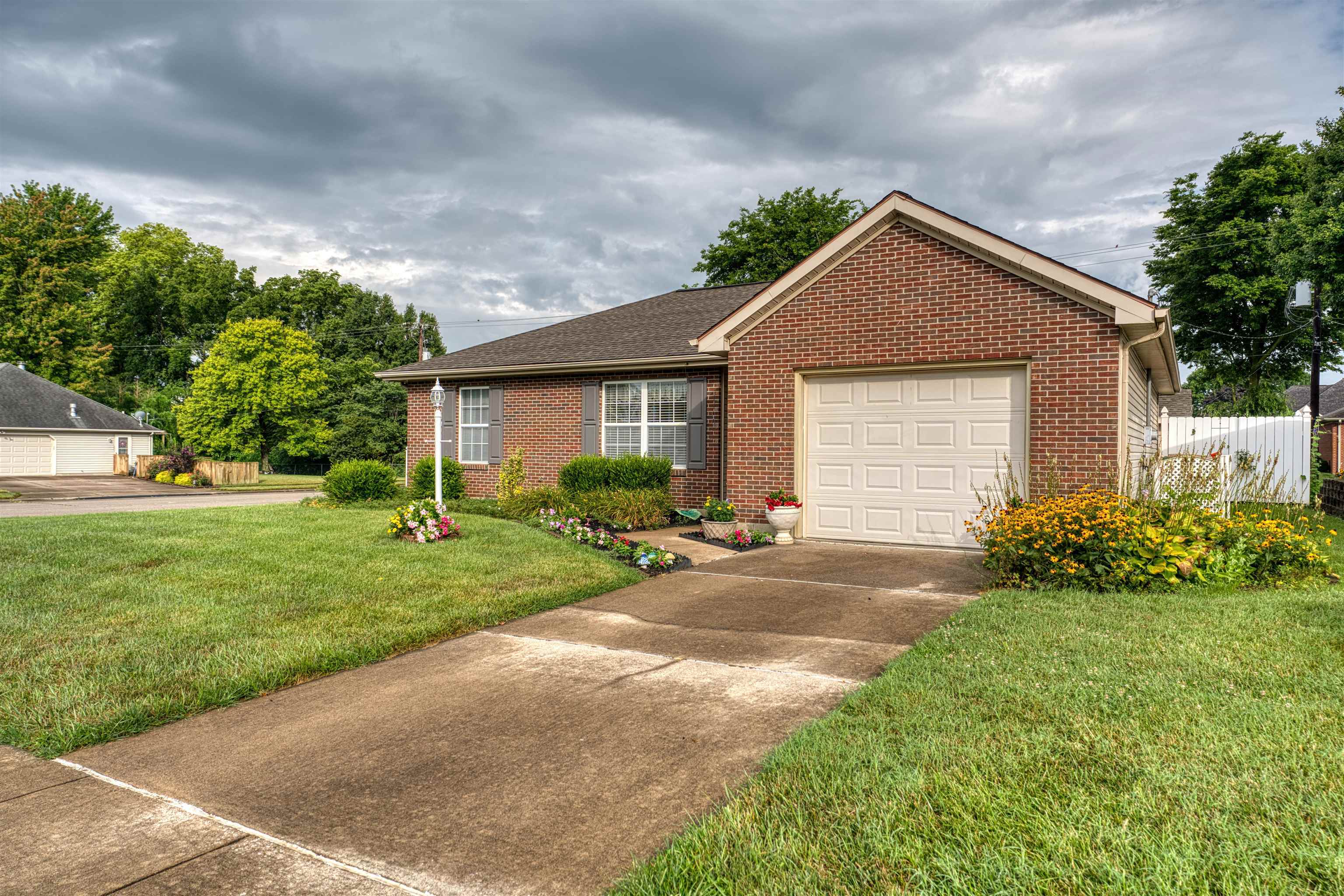 Property Photo: 1100 Oakcrest Court KY 42420