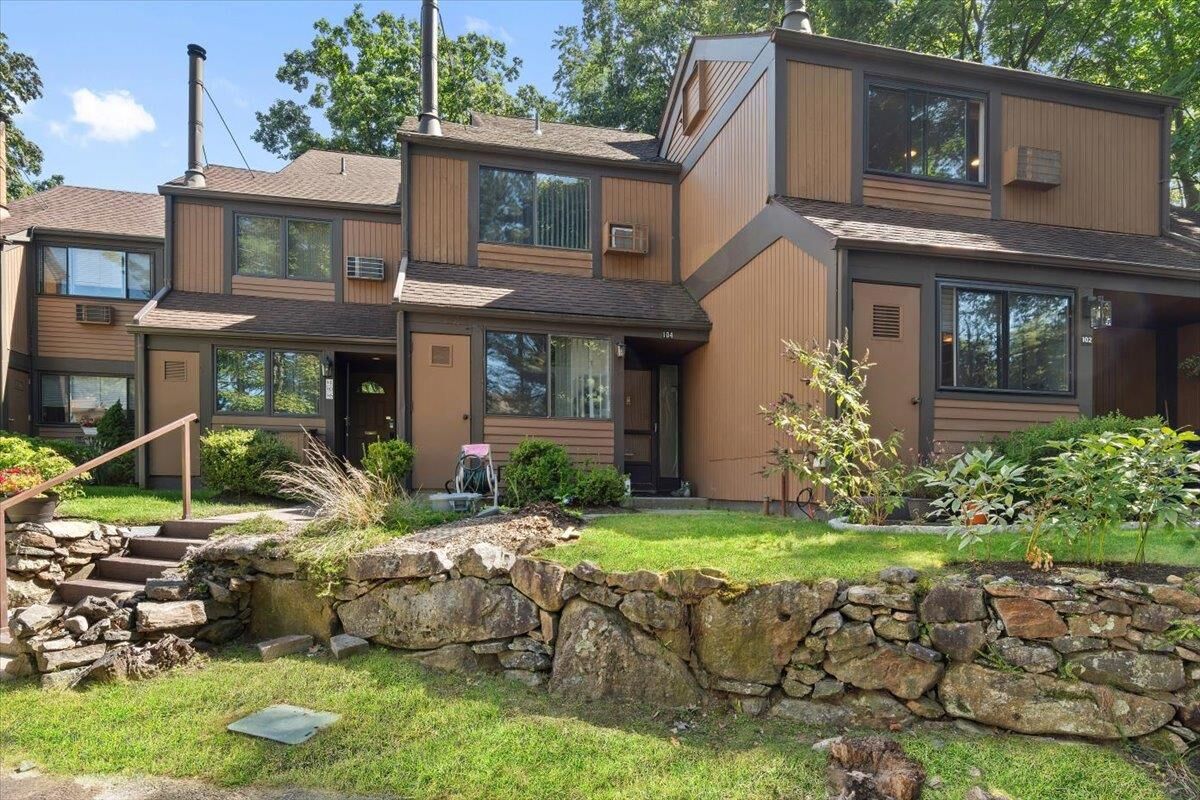 Property Photo:  104 Round Hill Road  NY 10522