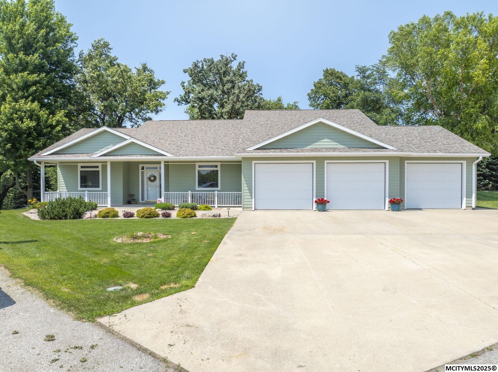 Property Photo:  206 Brickyard Ct  IA 50475 