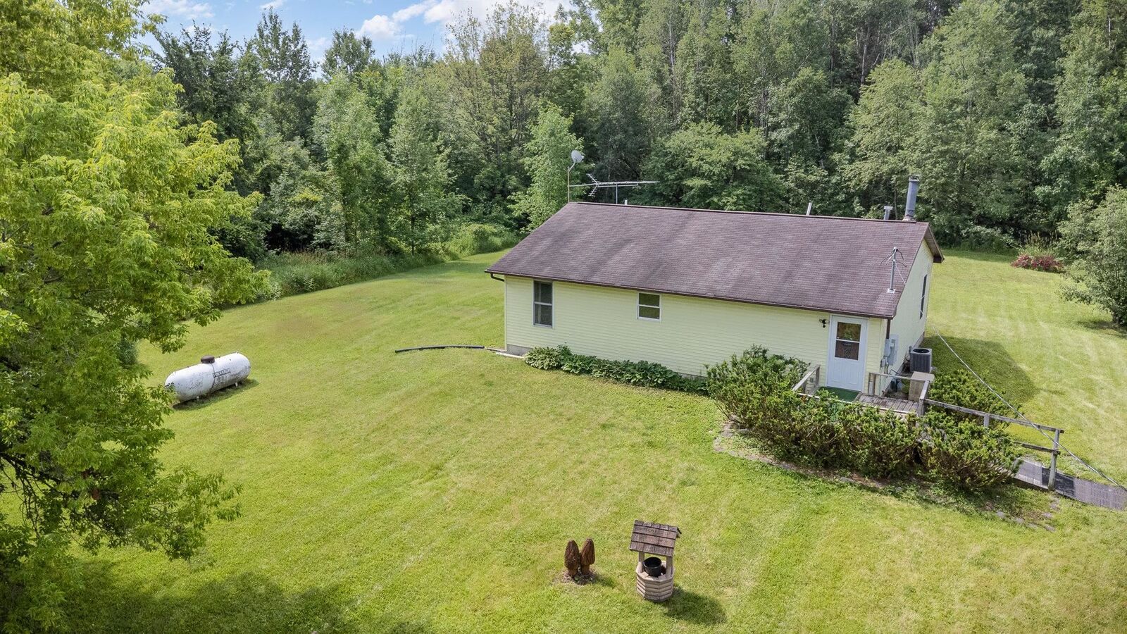 Property Photo:  2721 Saganing  MI 48613 